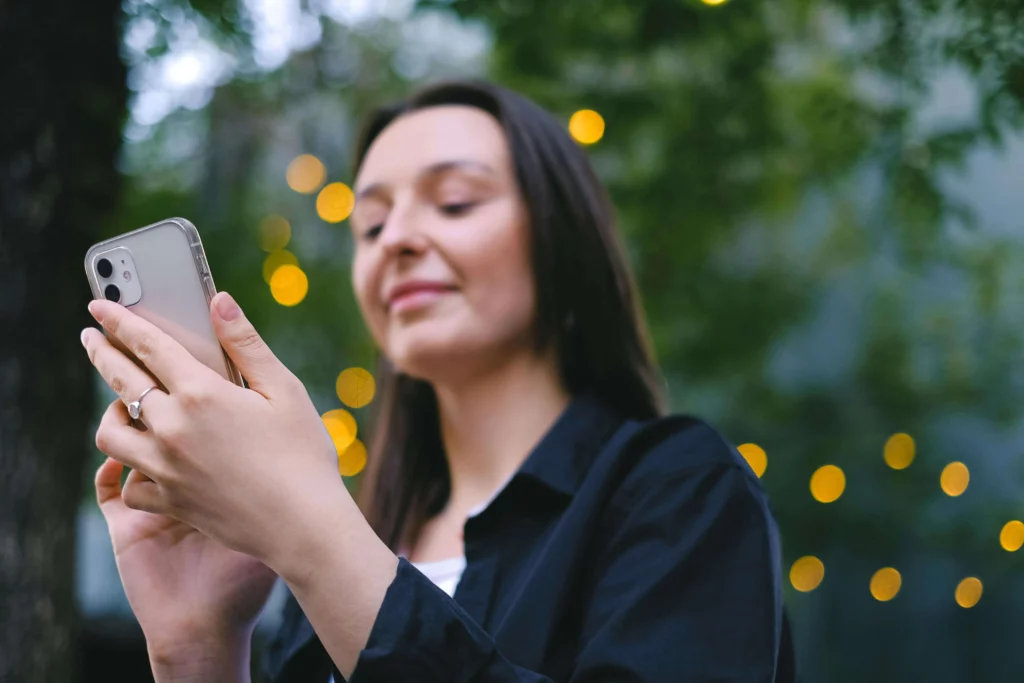 Contador em escritório contábil consultando mensagens de clientes 
no celular durante atendimento via WhatsApp — gestão de comunicação 
profissional em 2026
